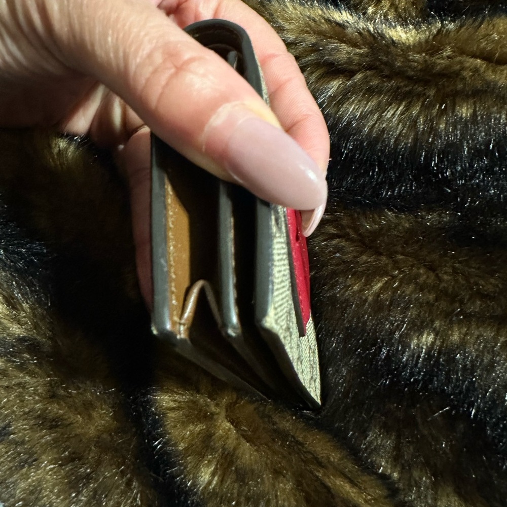 Gucci Heart Compact Wallet - Picture 4 of 8